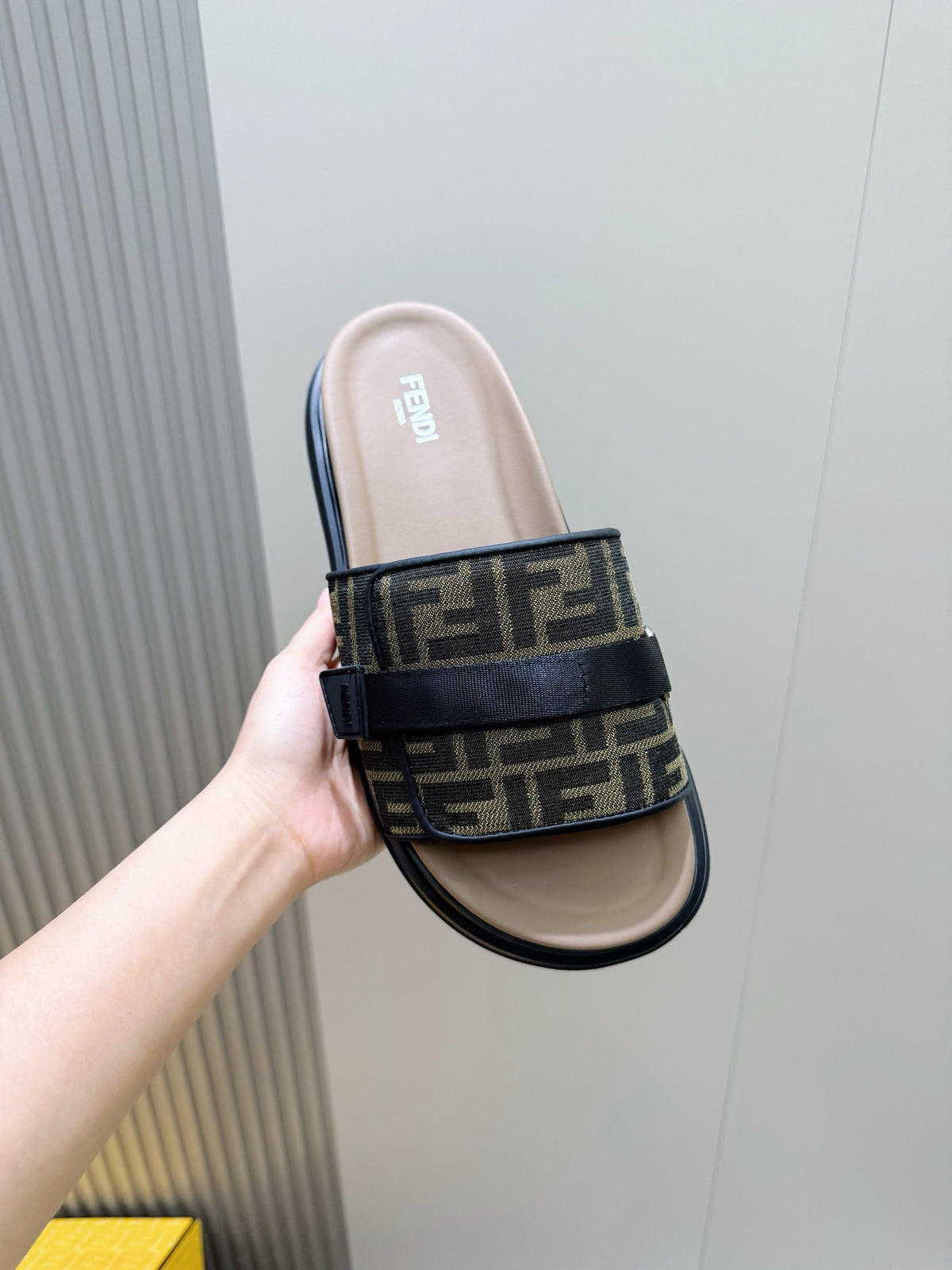 Гумові шльопанці Fendi з візерунком FF