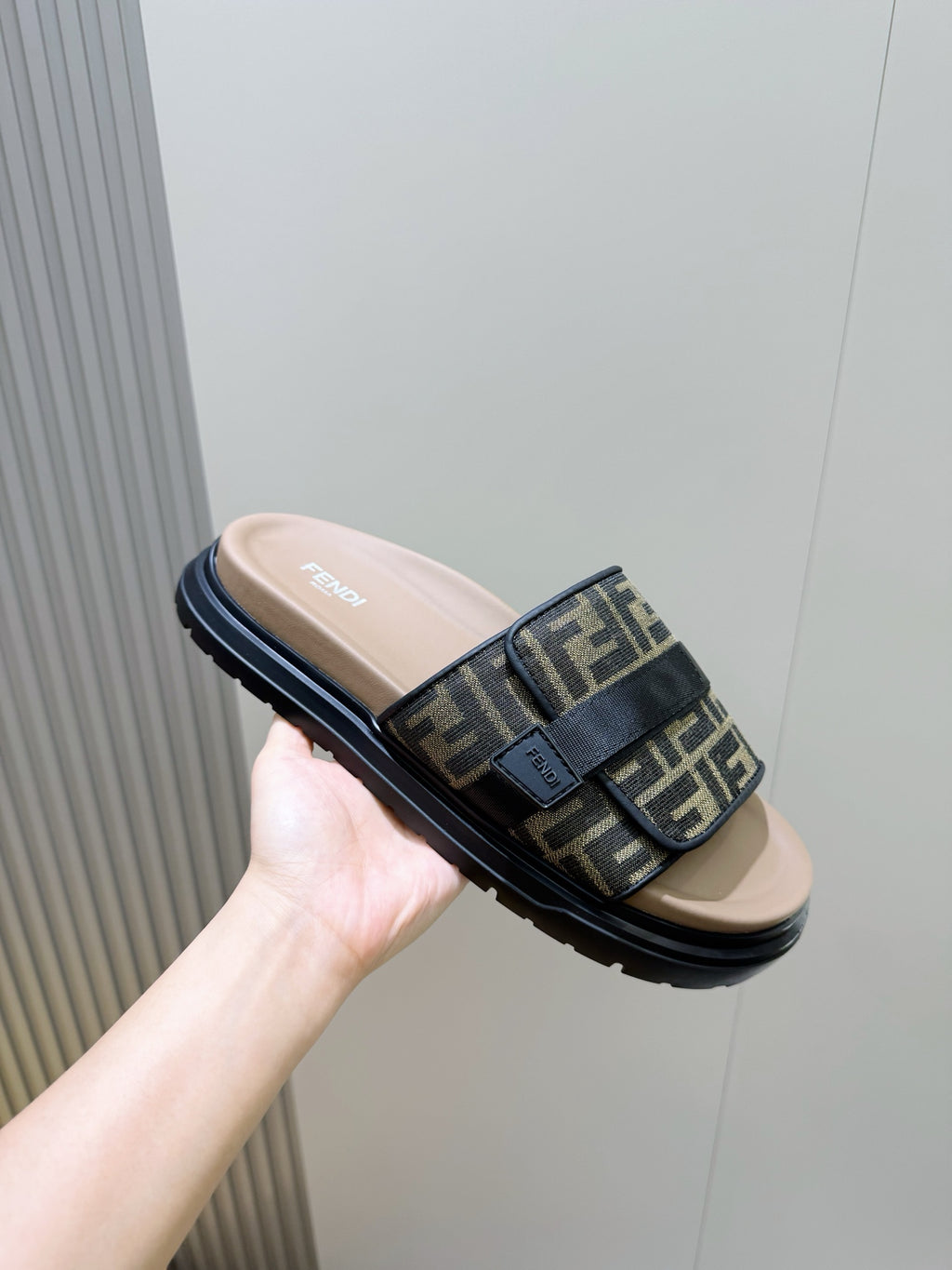 Гумові шльопанці Fendi з візерунком FF