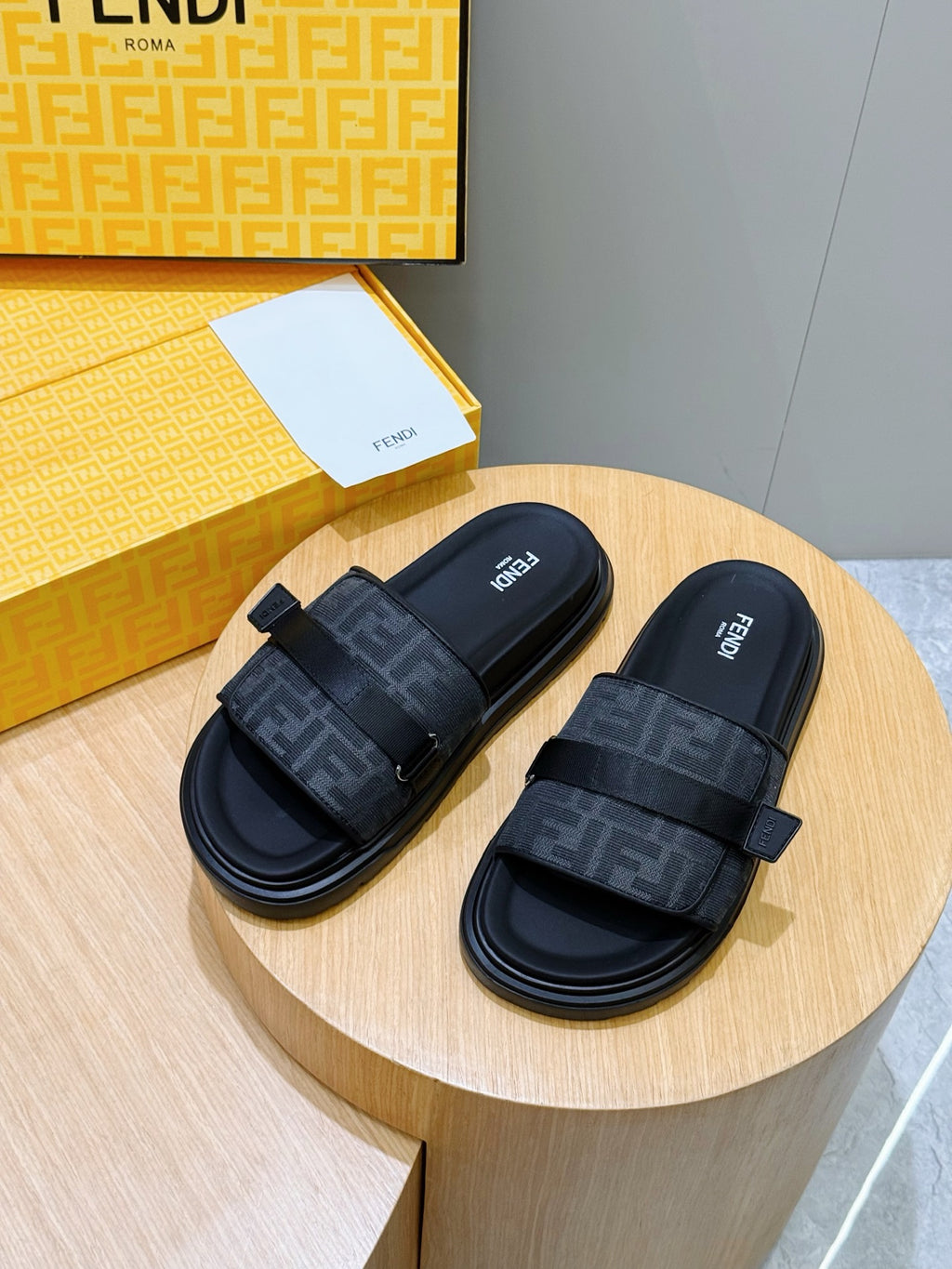 Гумові шльопанці Fendi з візерунком FF