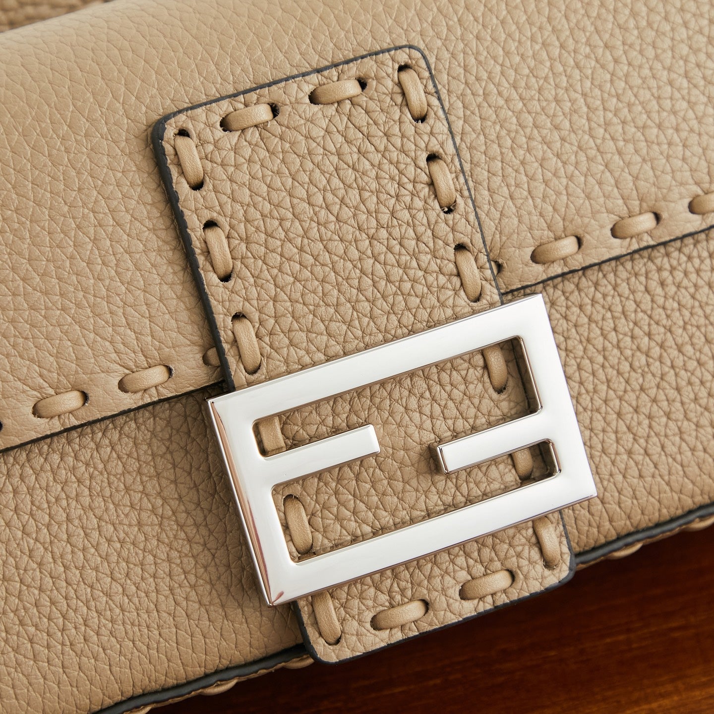 Жіноча сумка-багет Fendi Baguette