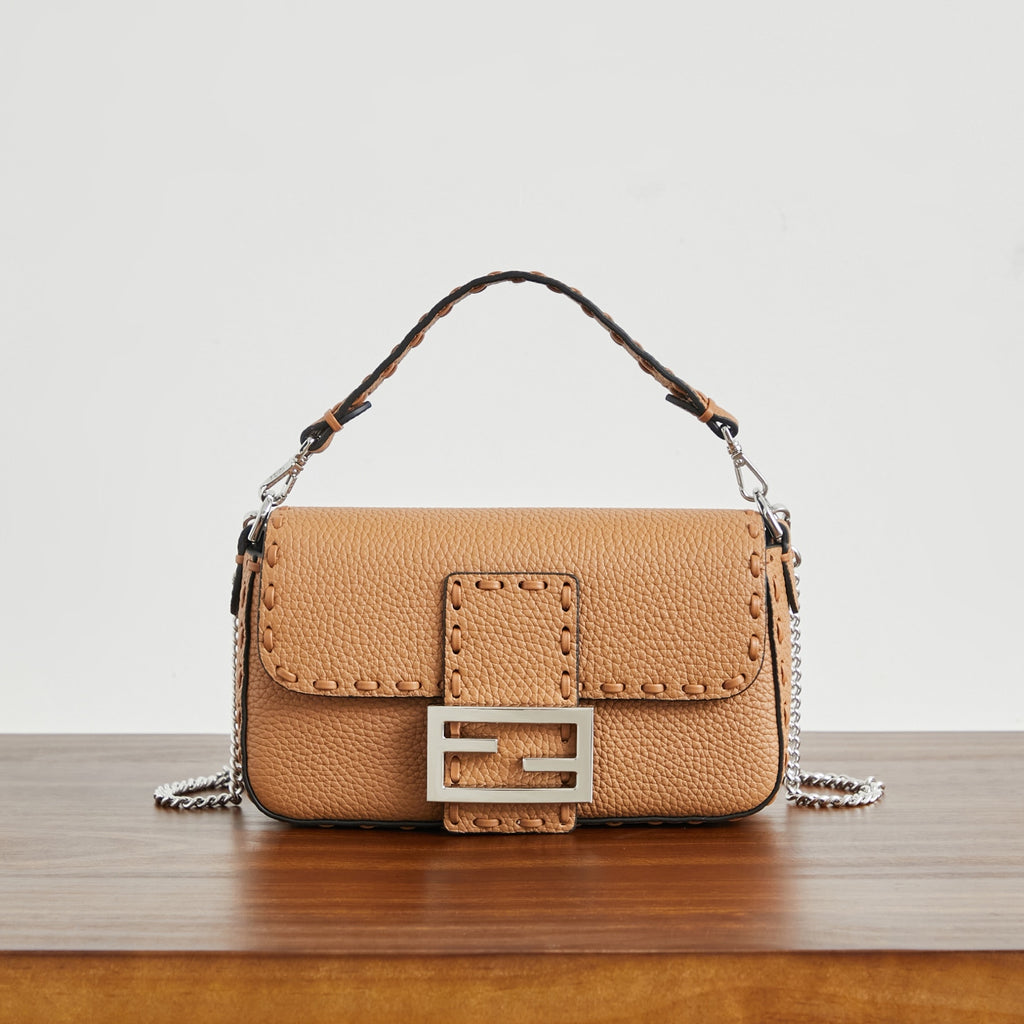 Жіноча сумка-багет Fendi Baguette