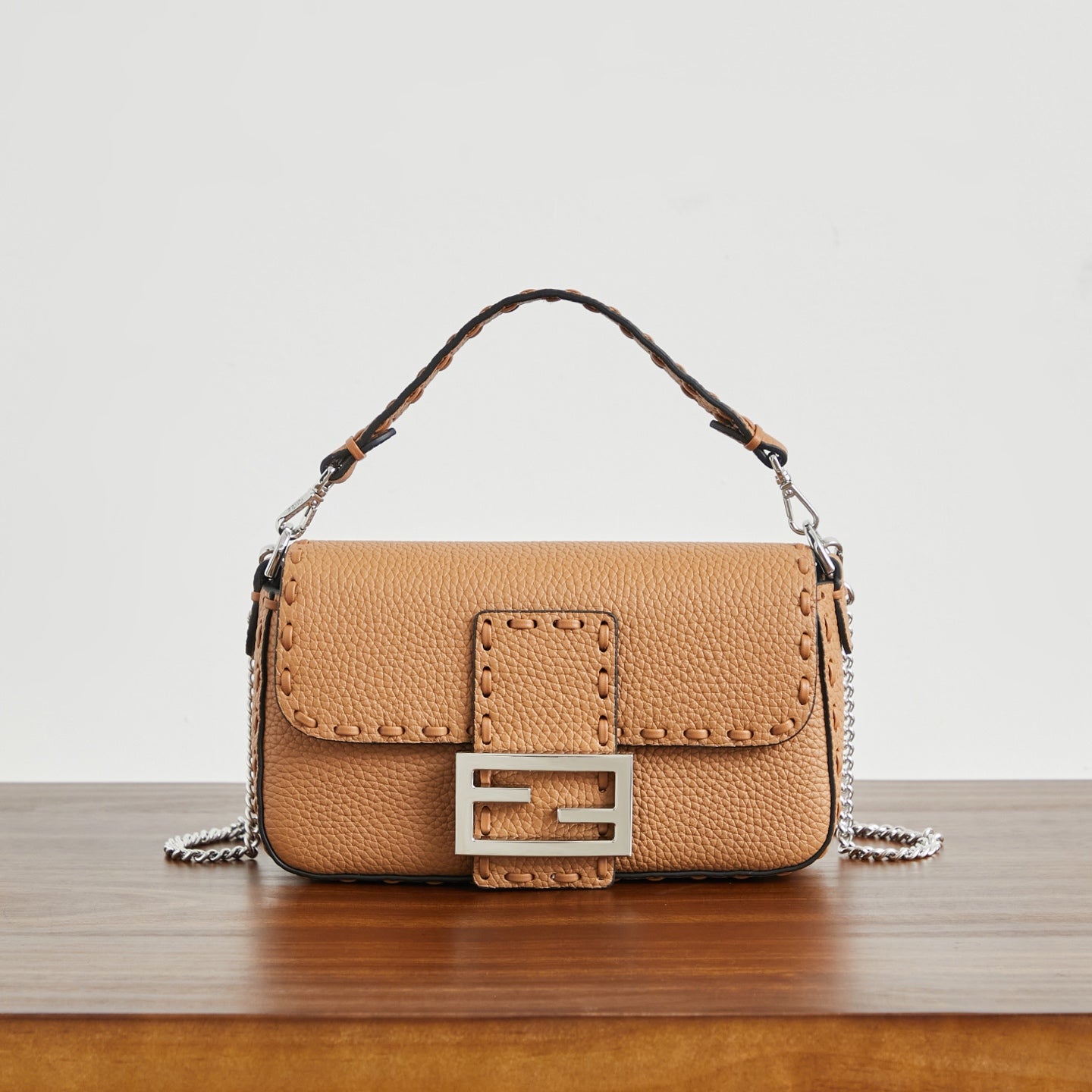 Жіноча сумка-багет Fendi Baguette
