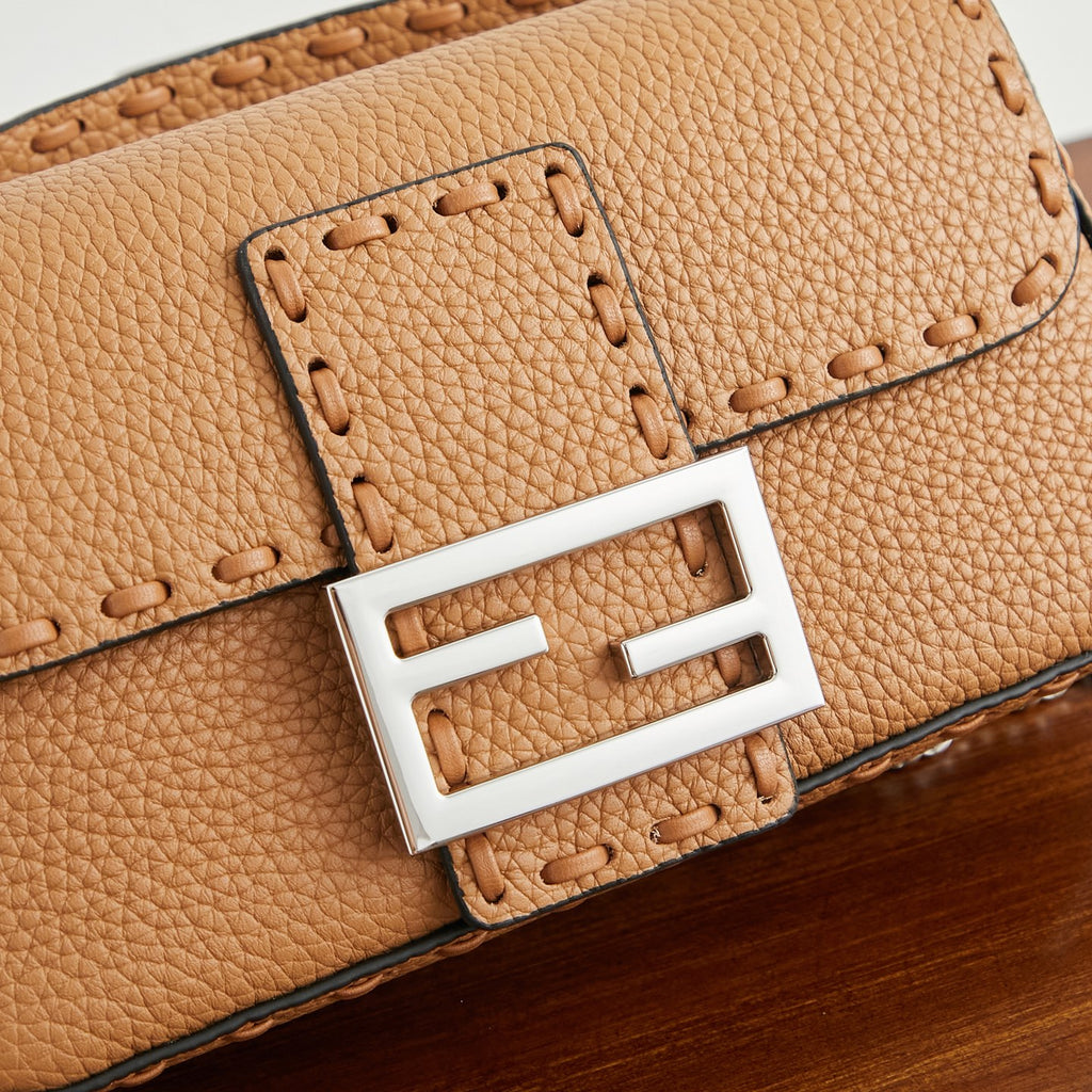 Жіноча сумка-багет Fendi Baguette