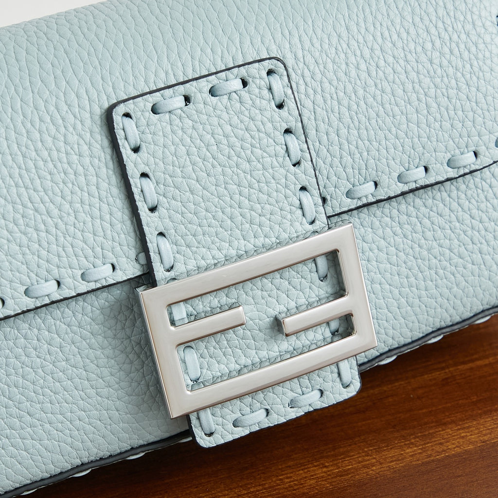 Жіноча сумка-багет Fendi Baguette
