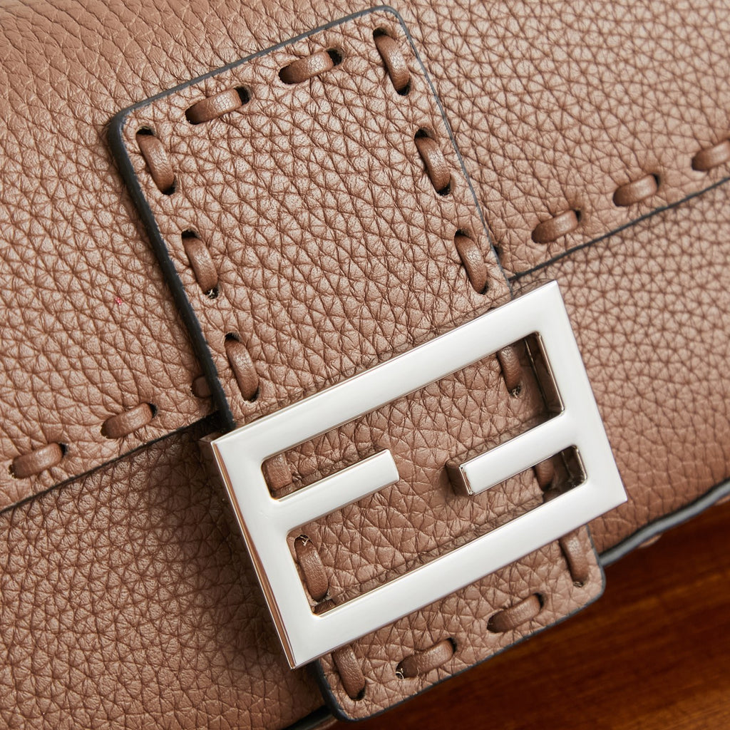 Жіноча сумка-багет Fendi Baguette
