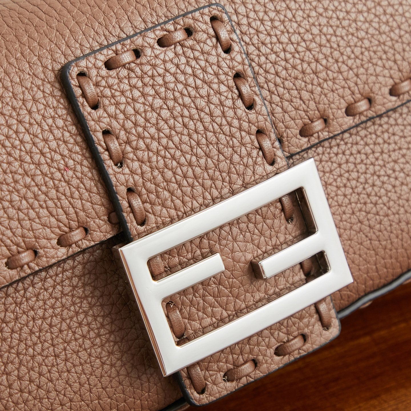 Жіноча сумка-багет Fendi Baguette