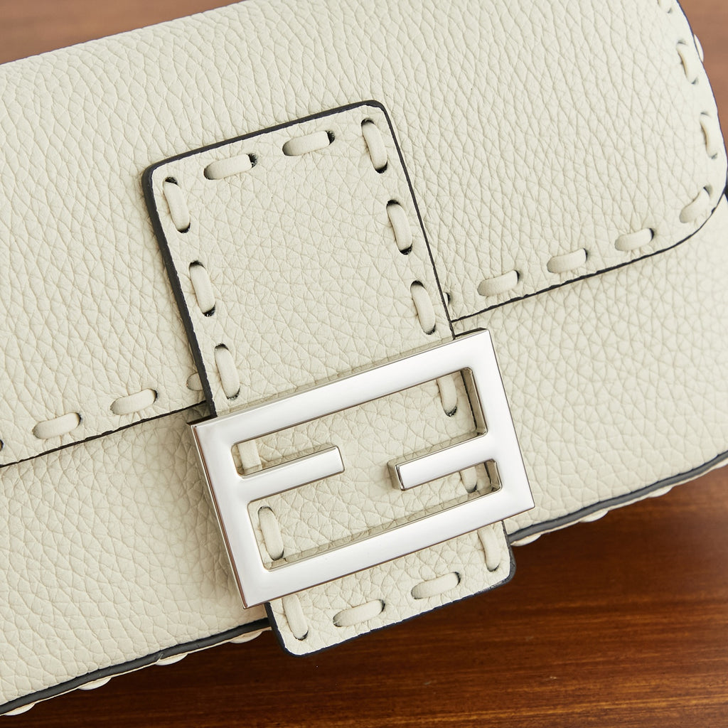 Жіноча сумка-багет Fendi Baguette