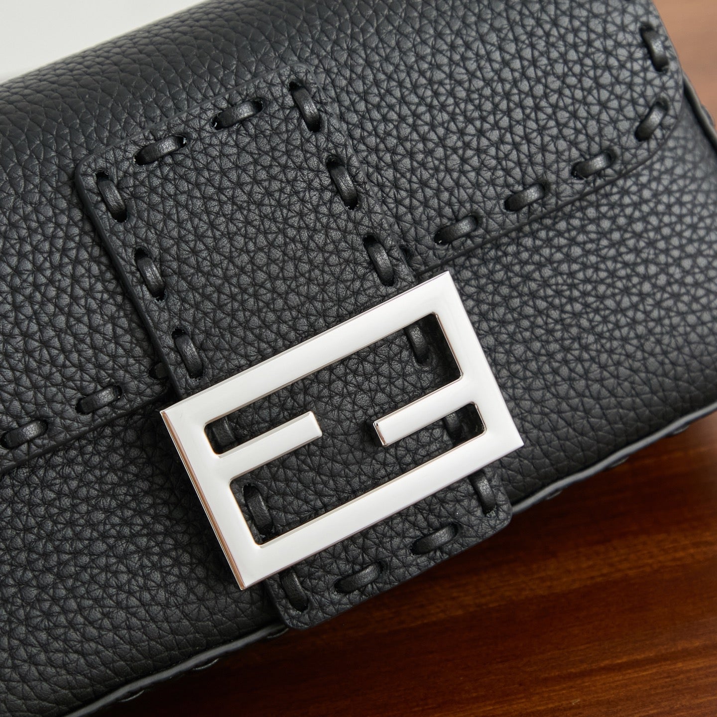 Жіноча сумка-багет Fendi Baguette