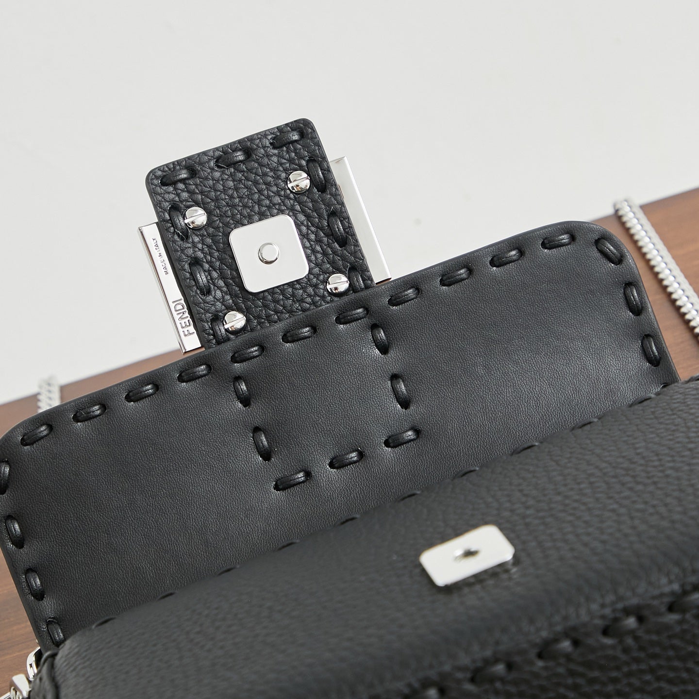 Жіноча сумка-багет Fendi Baguette