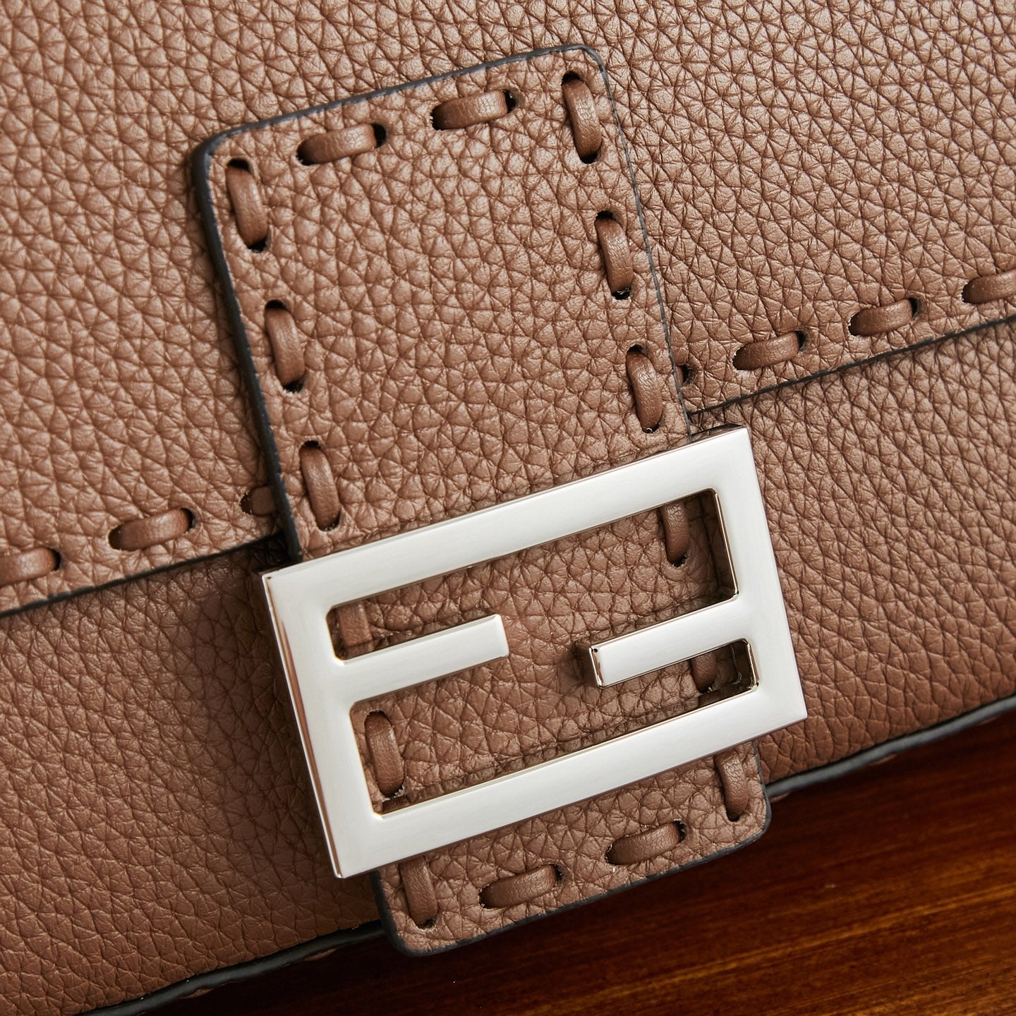 Жіноча сумка-багет Fendi Baguette