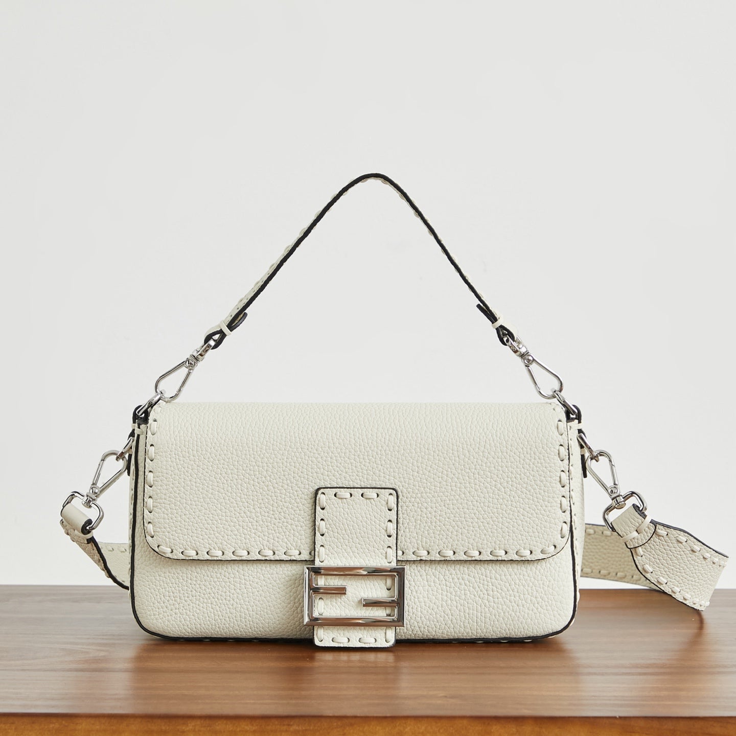 Жіноча сумка-багет Fendi Baguette