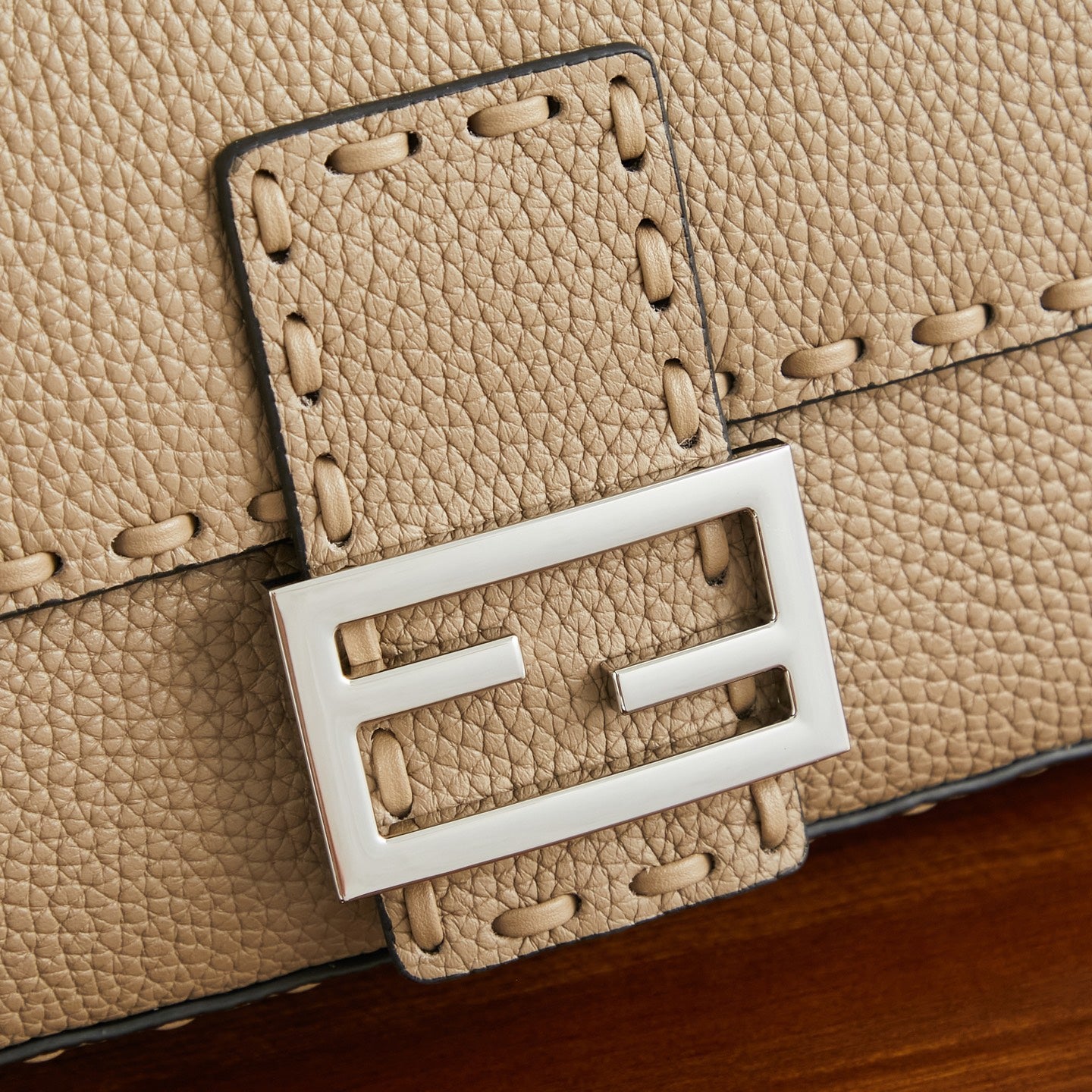 Жіноча сумка-багет Fendi Baguette