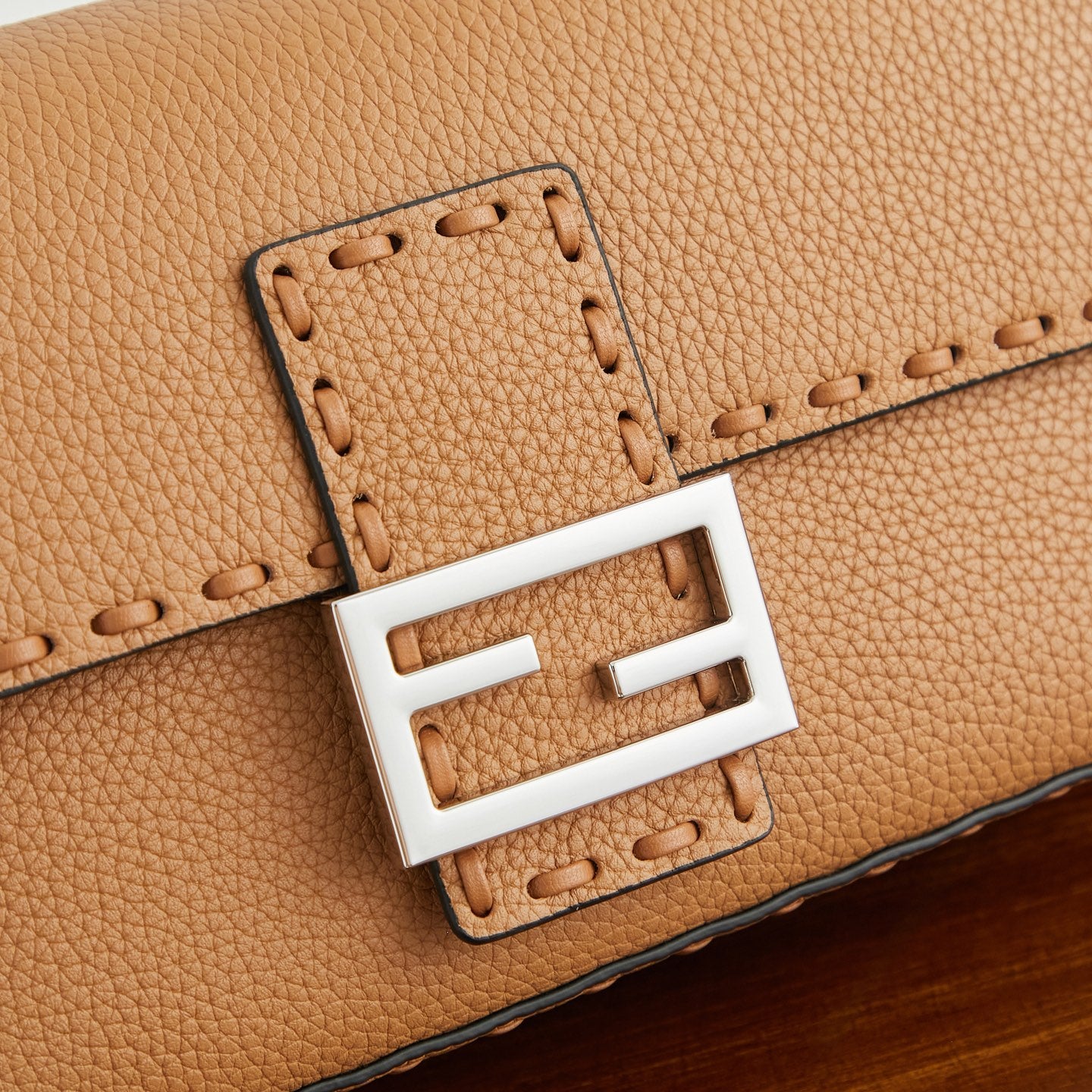 Жіноча сумка-багет Fendi Baguette