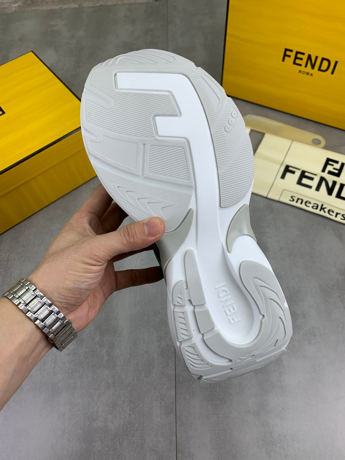 Шкіряні кросівки Fendi
