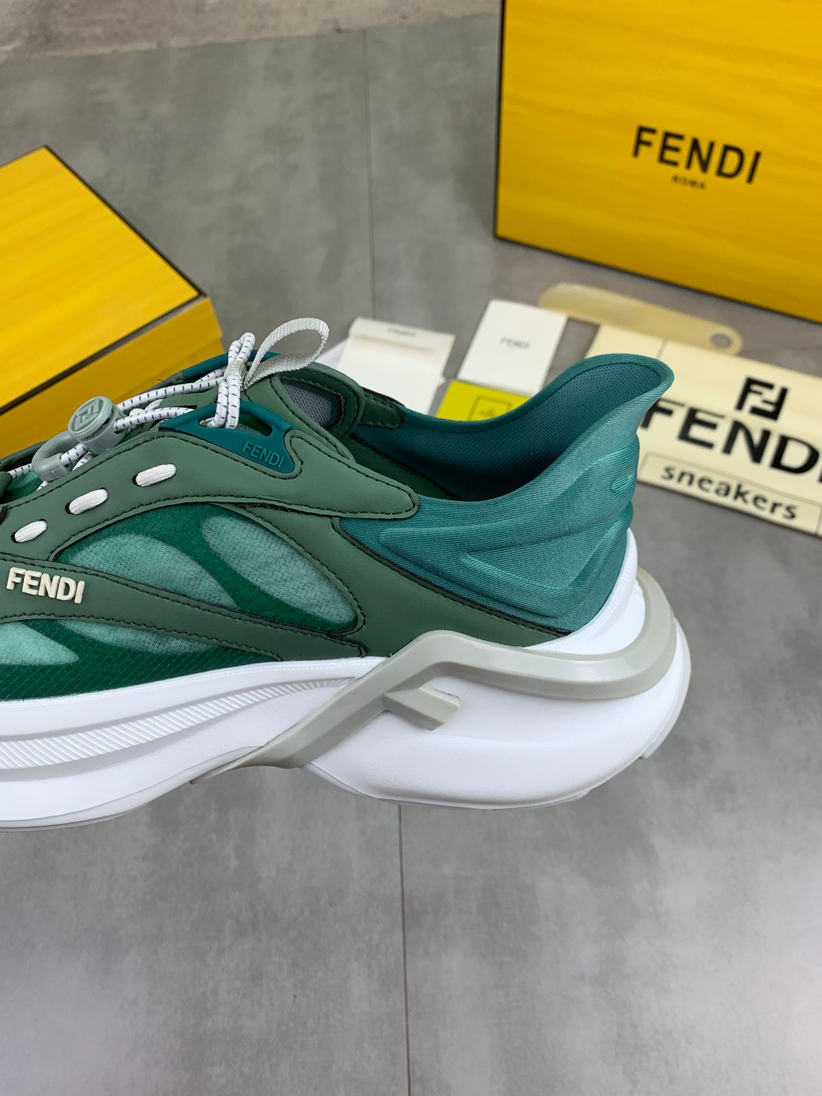 Шкіряні кросівки Fendi
