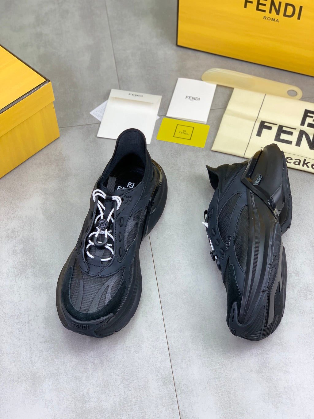 Шкіряні кросівки Fendi