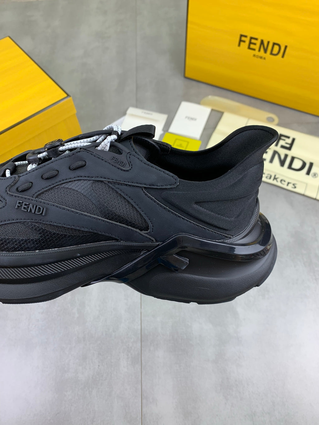 Шкіряні кросівки Fendi