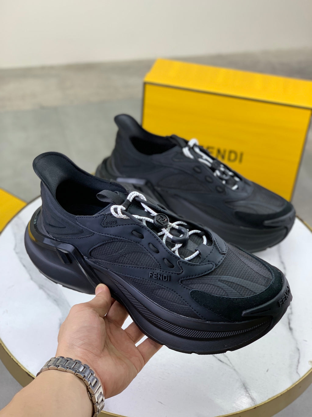 Шкіряні кросівки Fendi