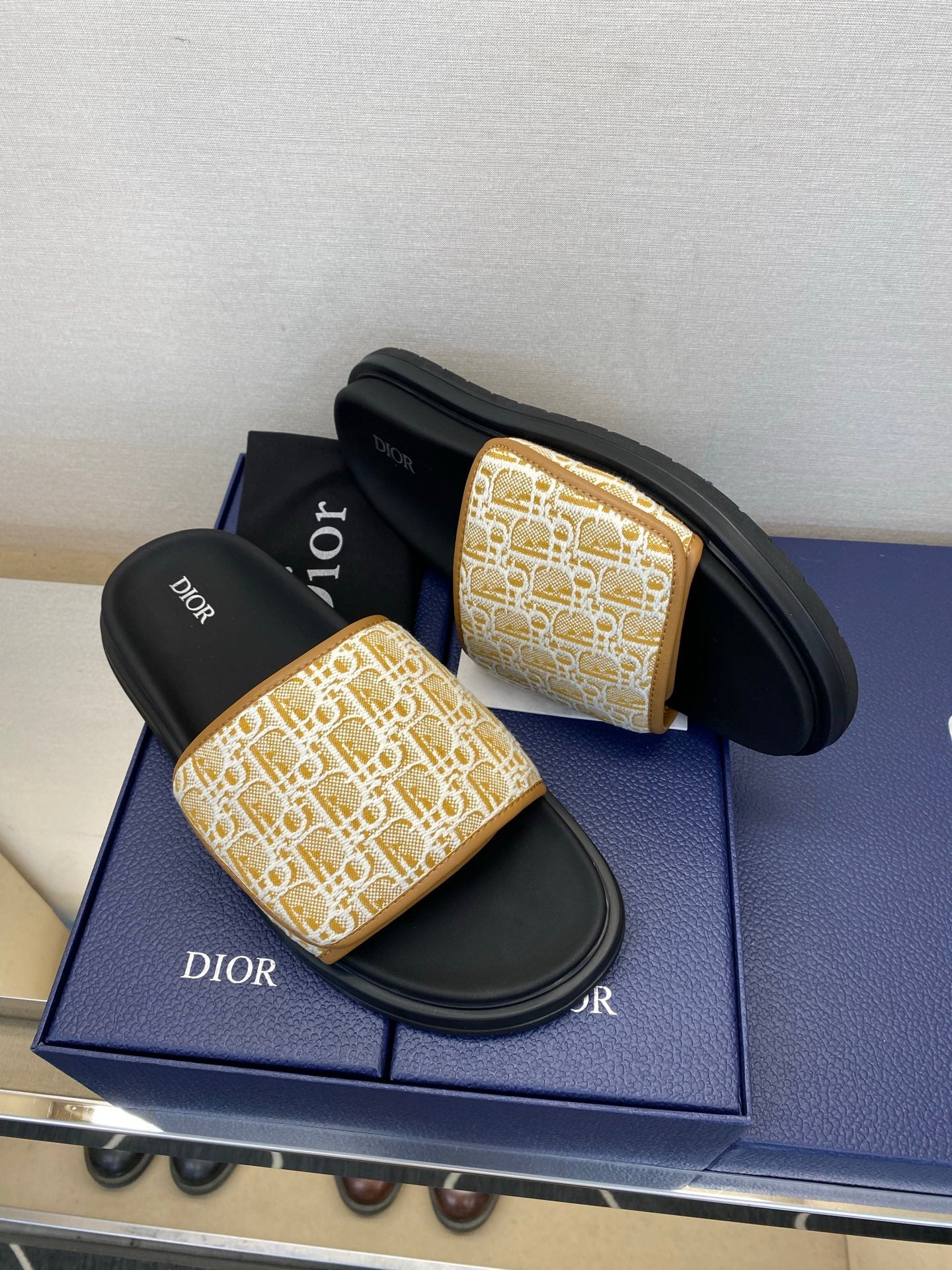 Чоловічі шкіряні шльопанці Dior