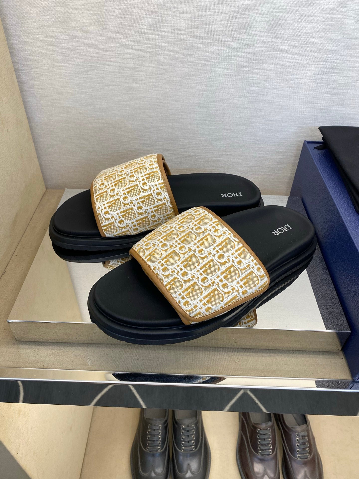 Чоловічі шкіряні шльопанці Dior