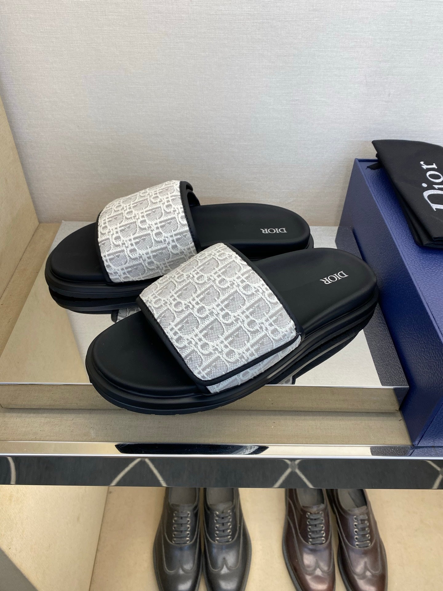 Чоловічі шкіряні шльопанці Dior