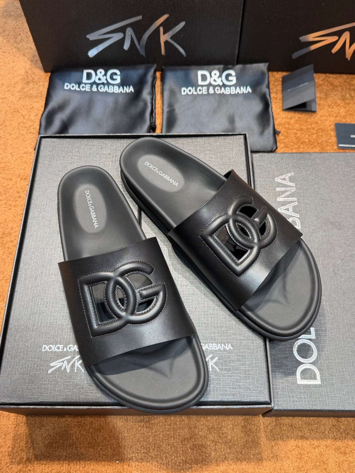 Шльопанці з натуральної шкіри Dolce & Gabbana