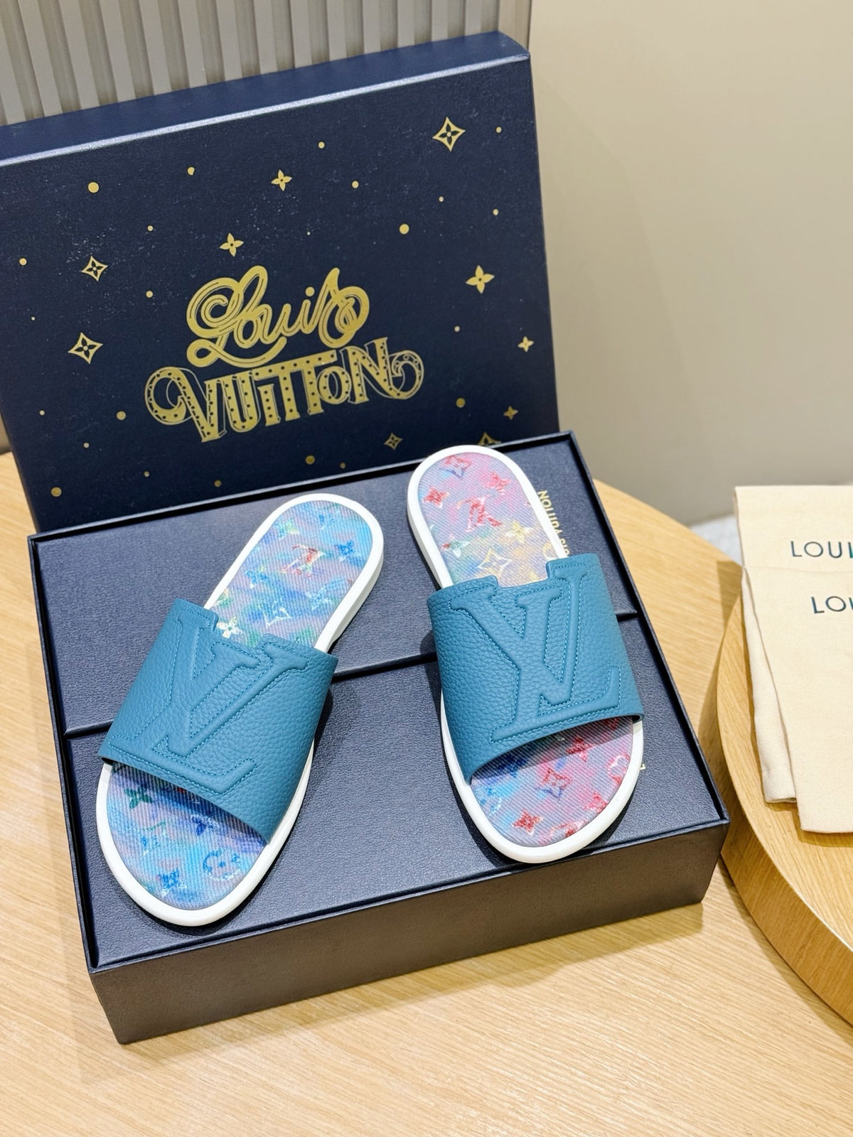 Шльопанці Louis Vuitton з канвасу