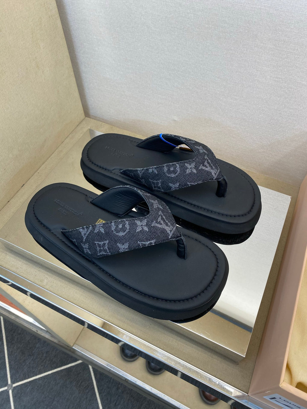 Шльопанці Louis Vuitton з натуральної шкіри