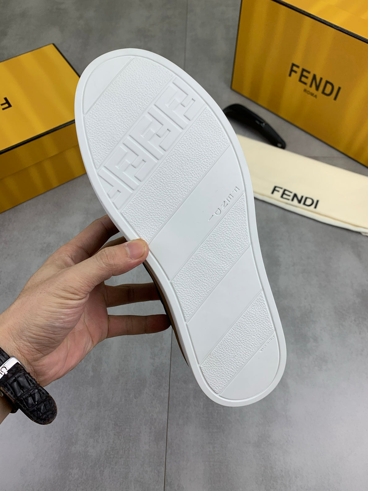 Шкіряні кросівки Fendi