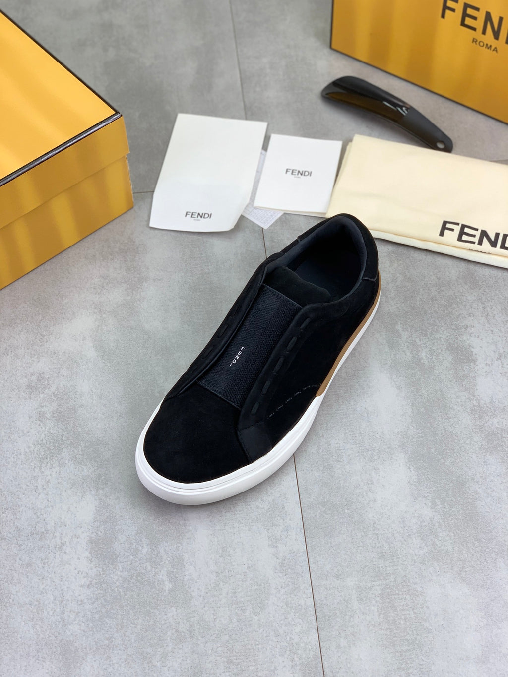 Шкіряні кросівки Fendi