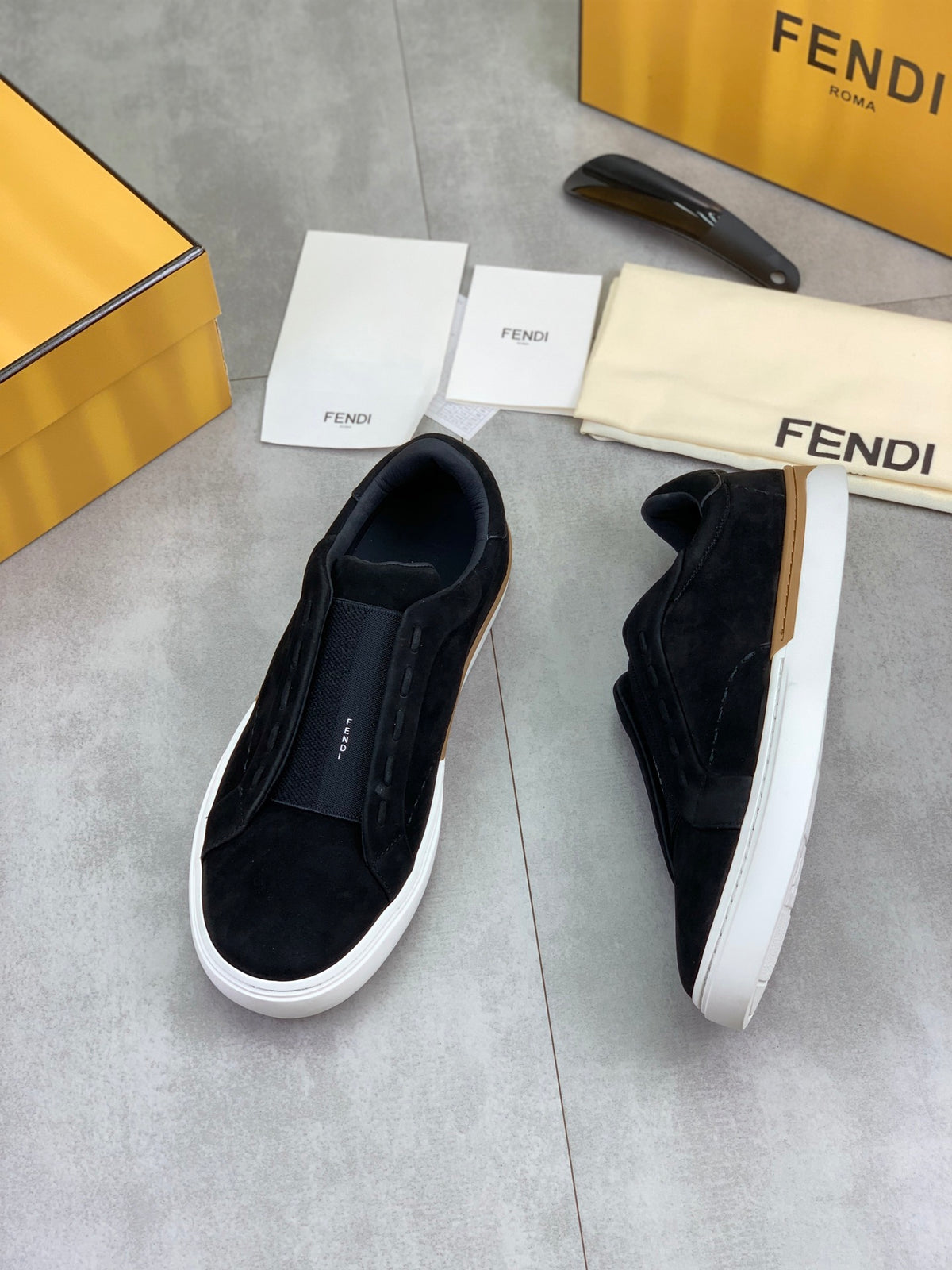 Шкіряні кросівки Fendi