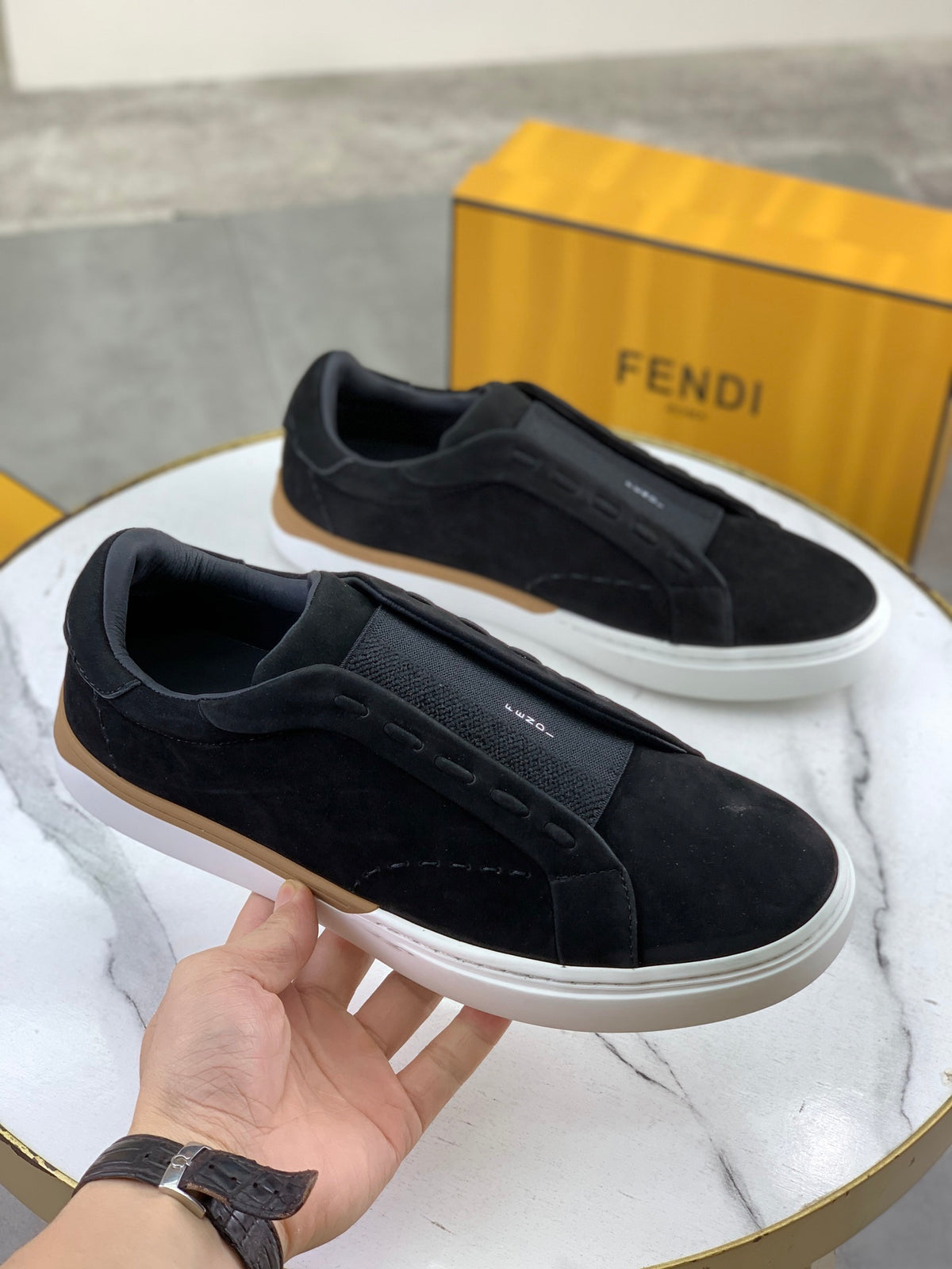 Шкіряні кросівки Fendi
