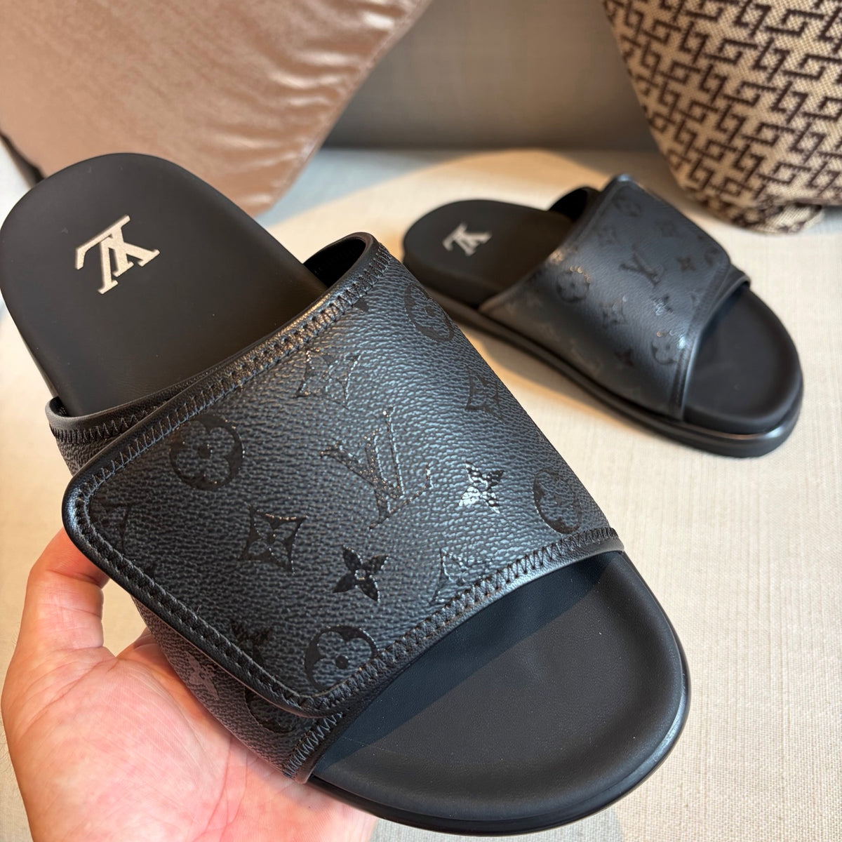 Шльопанці Louis Vuitton