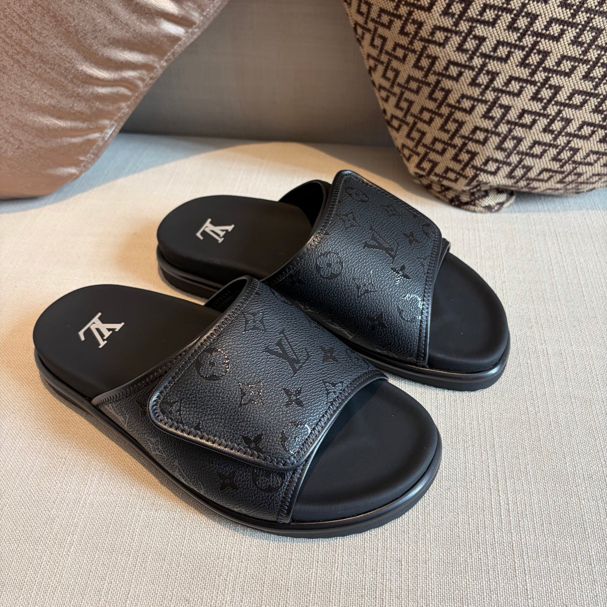 Шльопанці Louis Vuitton