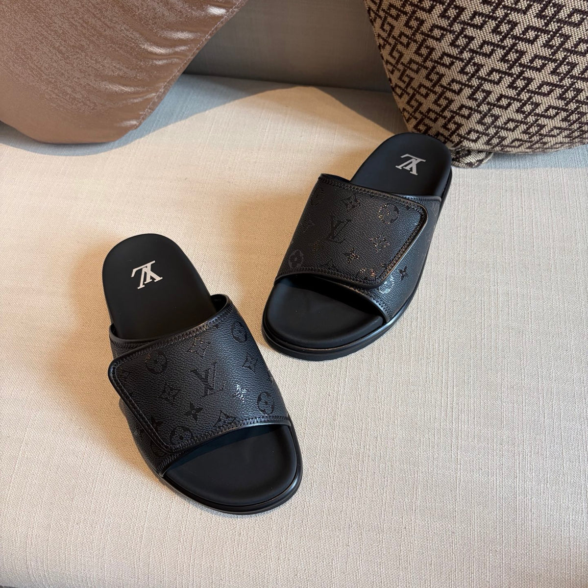 Шльопанці Louis Vuitton