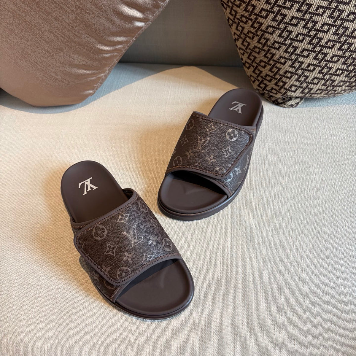 Шльопанці Louis Vuitton