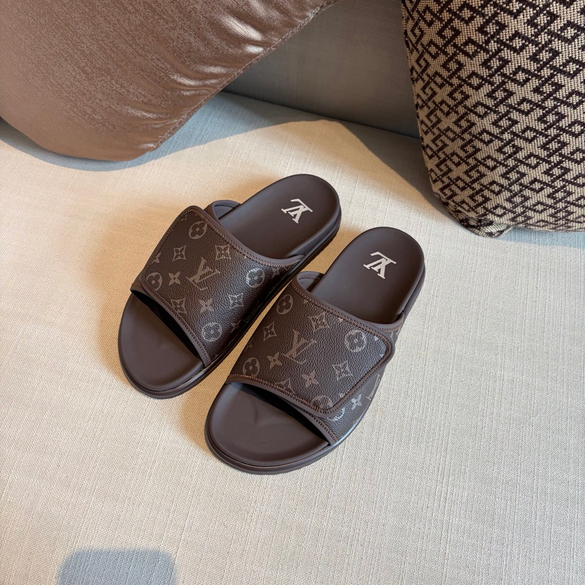 Шльопанці Louis Vuitton
