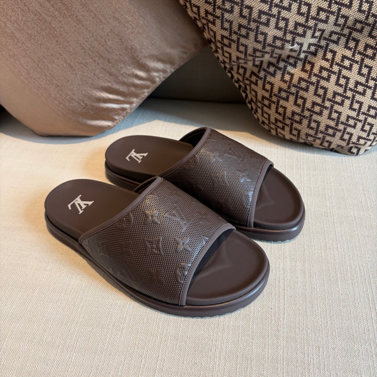 Шльопанці Louis Vuitton