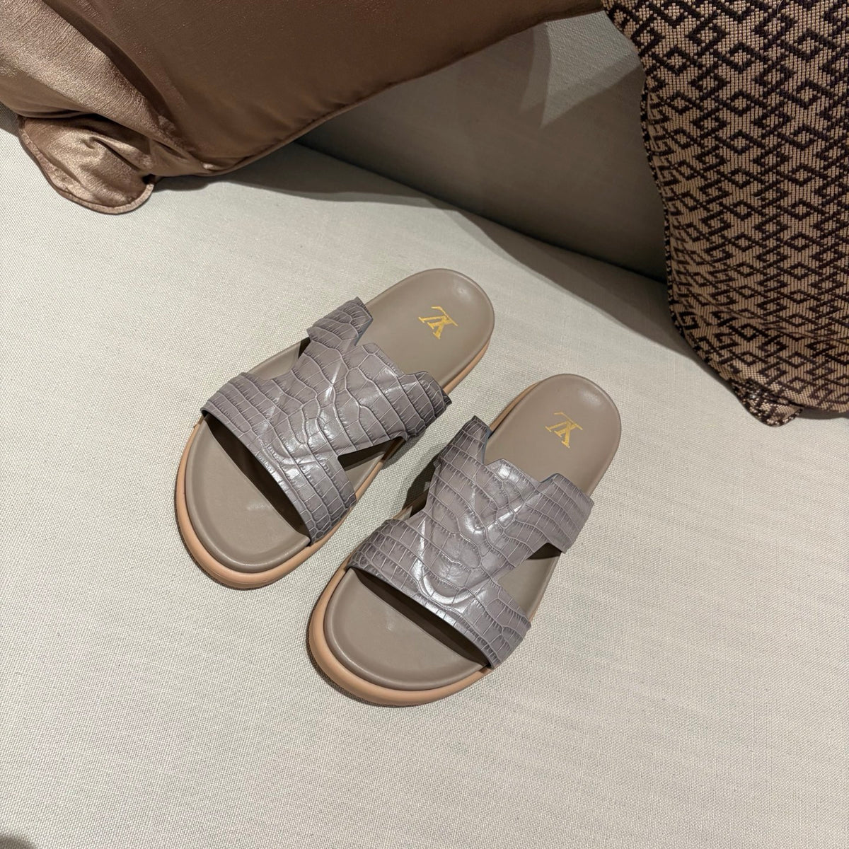 Шльопанці з натуральної шкіри Louis Vuitton