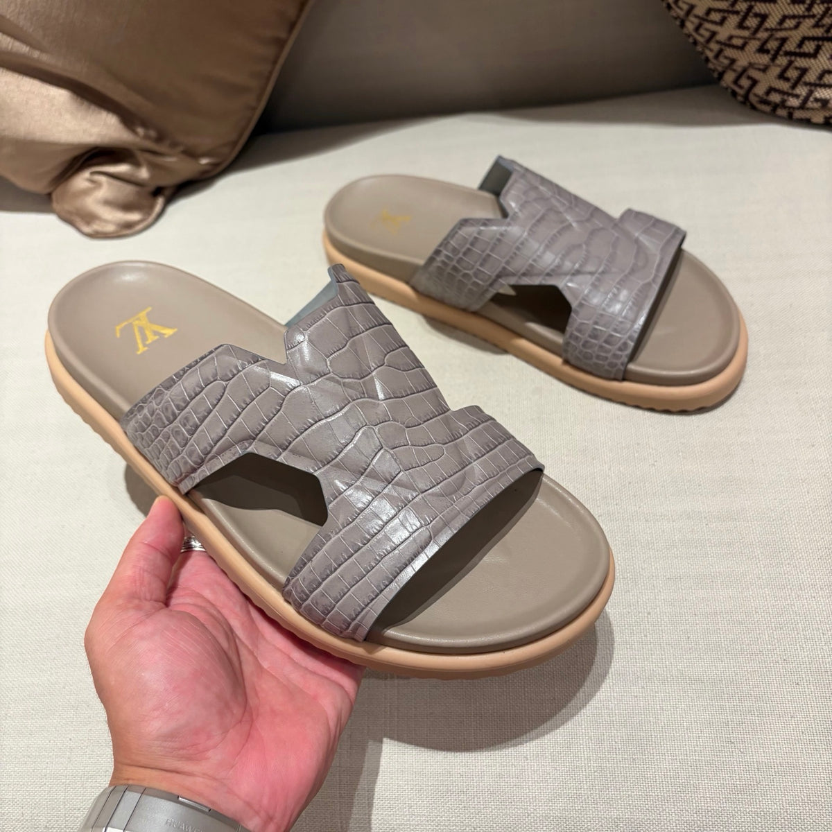 Шльопанці з натуральної шкіри Louis Vuitton