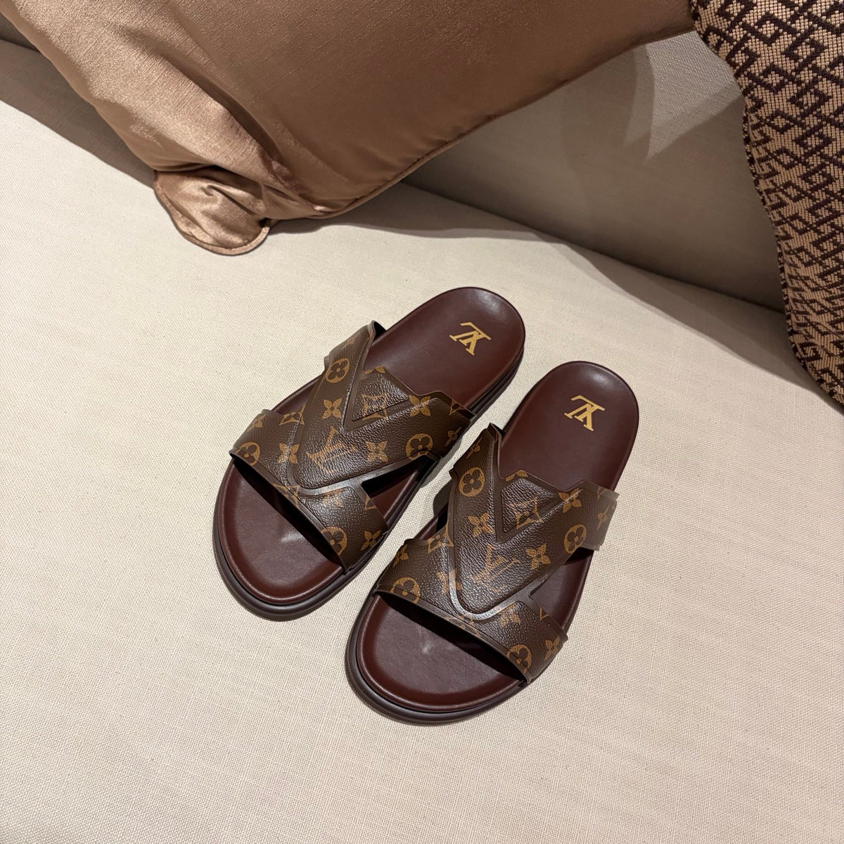 Шльопанці з натуральної шкіри Louis Vuitton