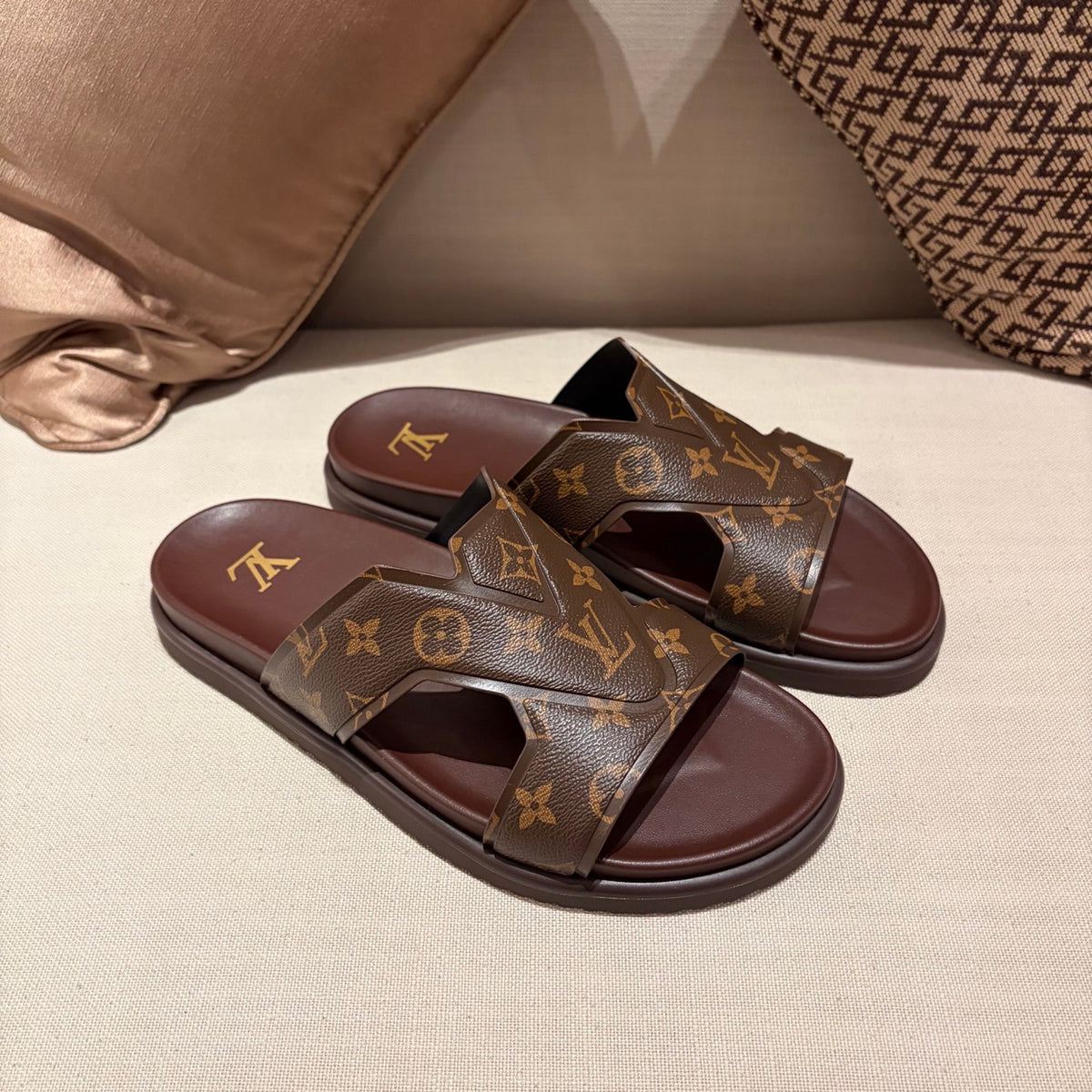 Шльопанці з натуральної шкіри Louis Vuitton