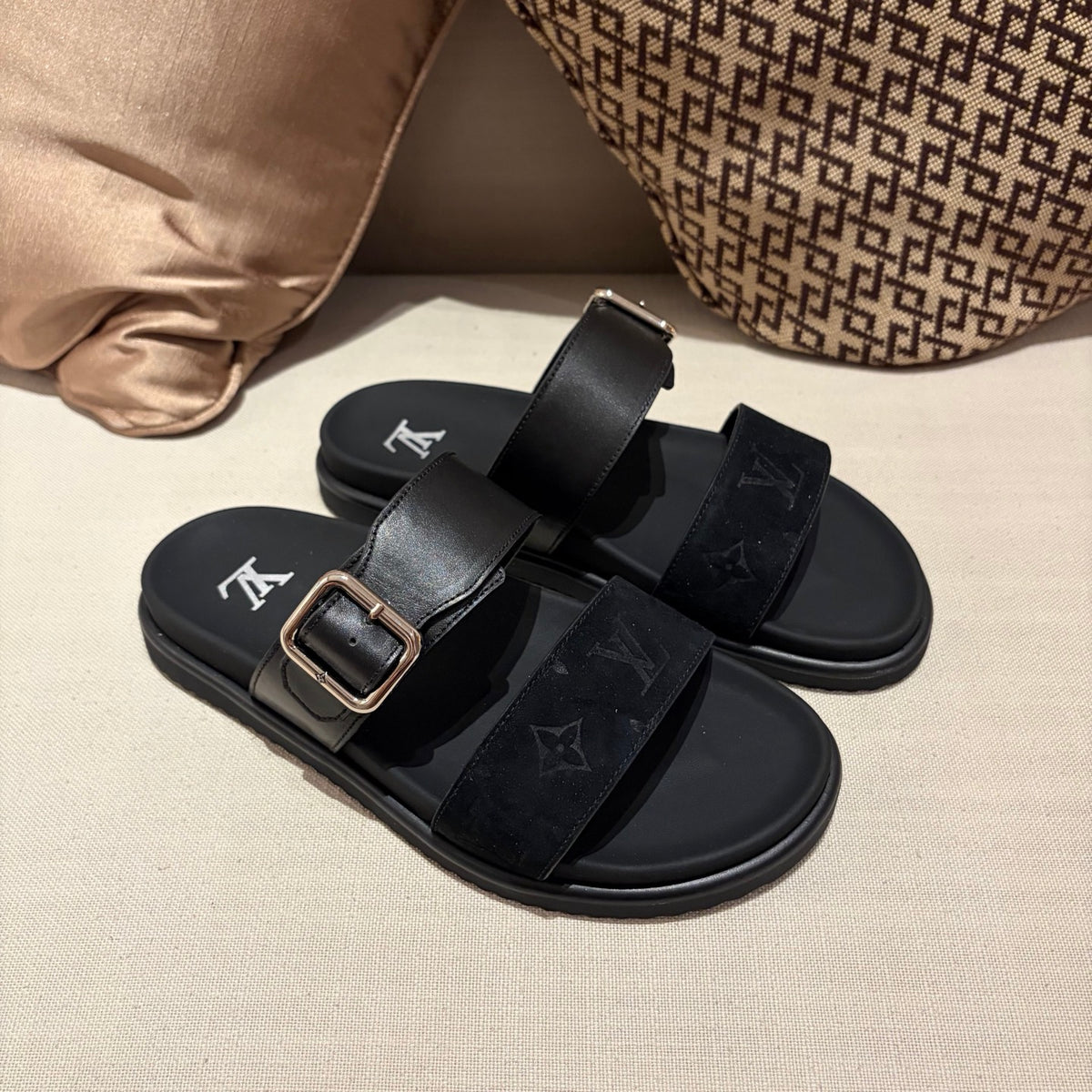 Шльопанці Louis Vuitton