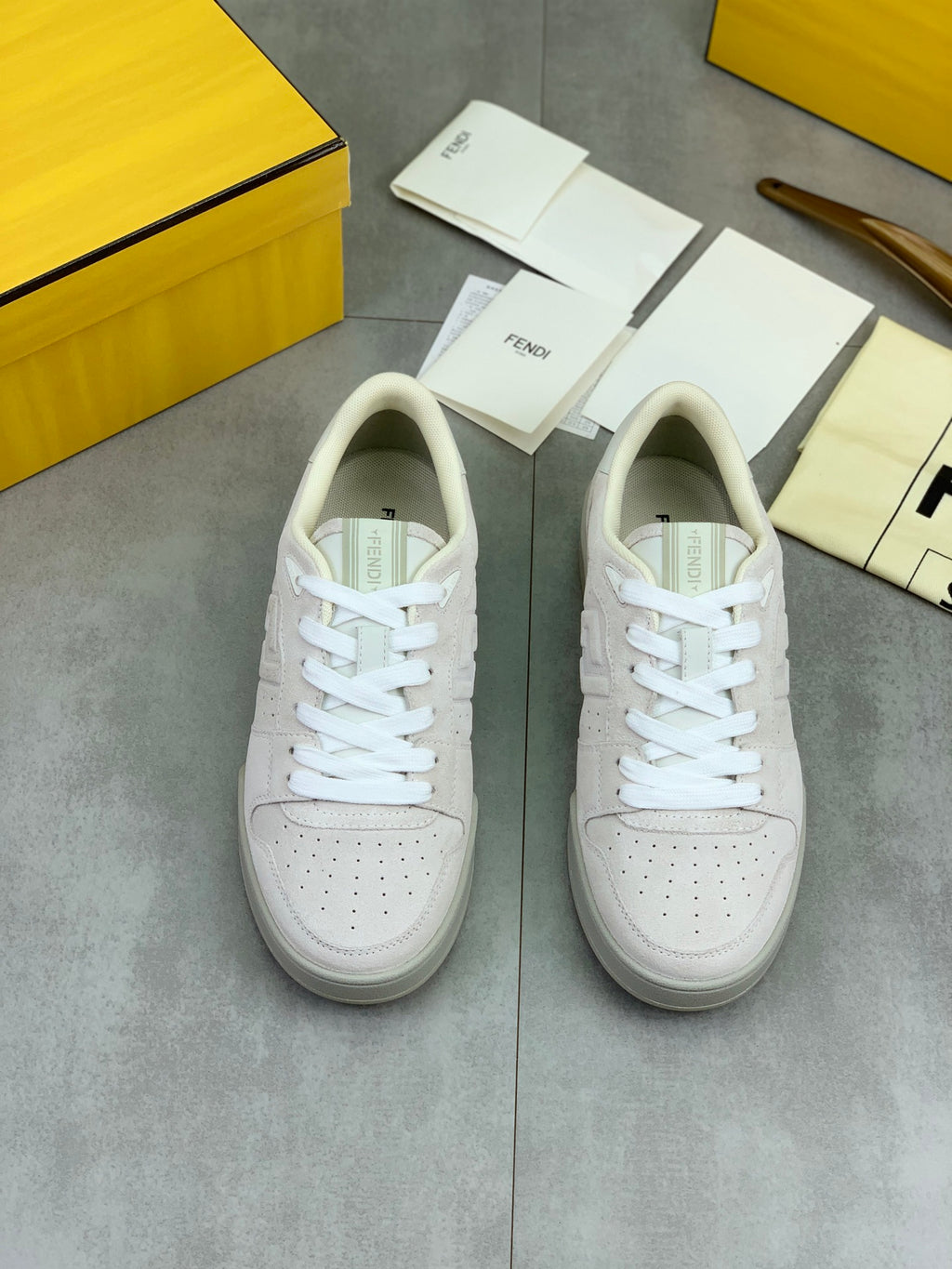 Шкіряні кросівки Fendi