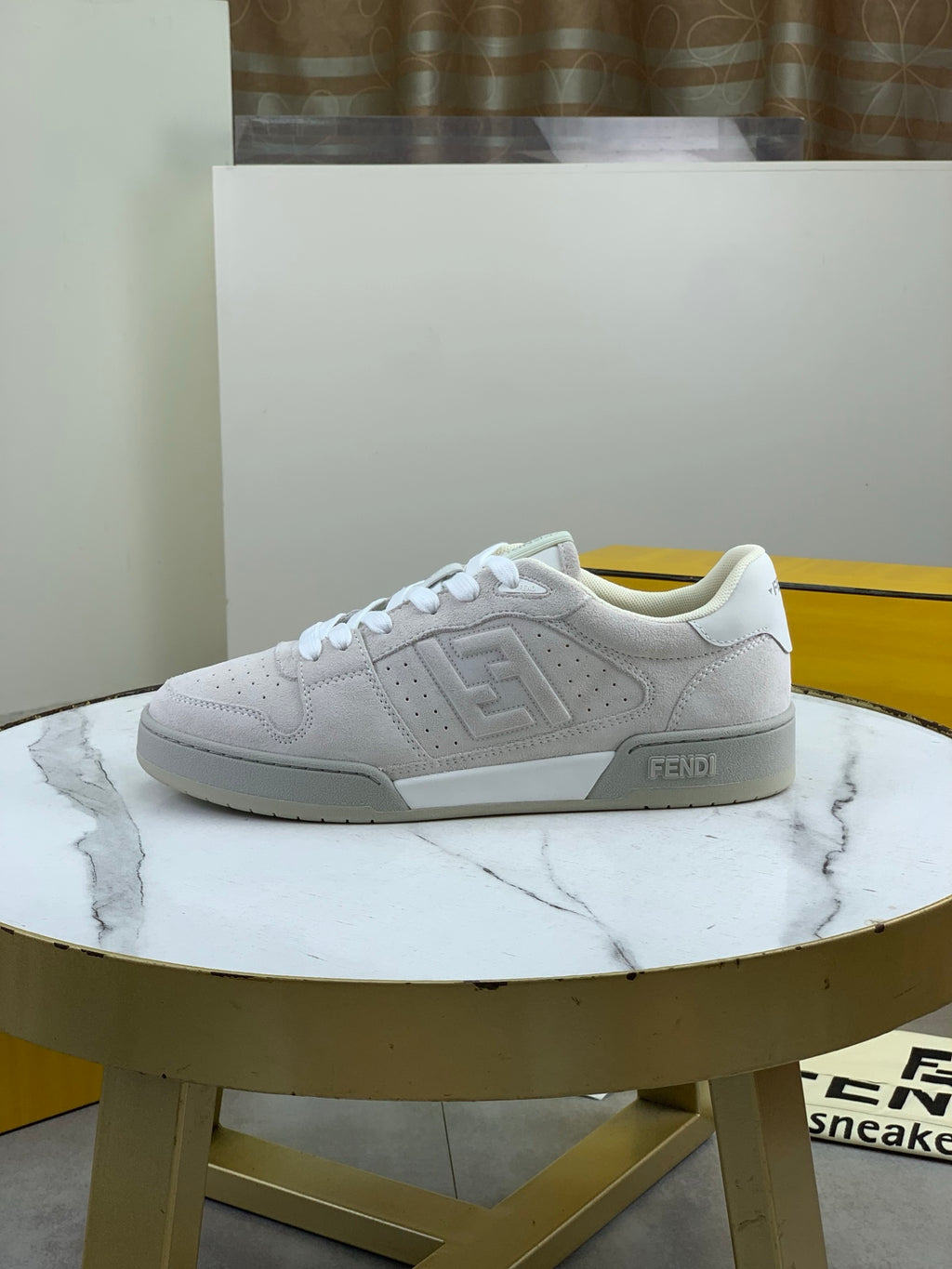 Шкіряні кросівки Fendi