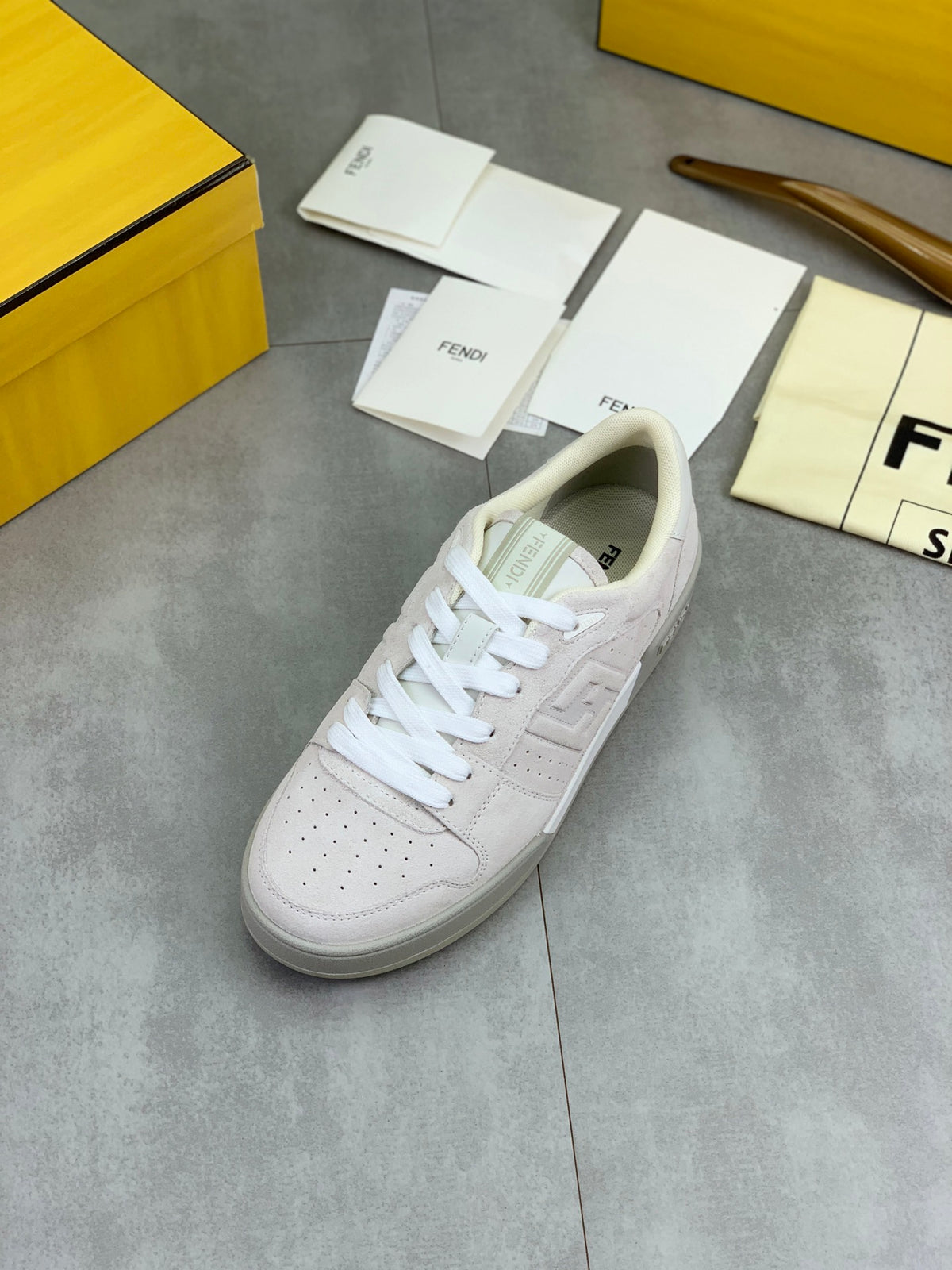 Шкіряні кросівки Fendi