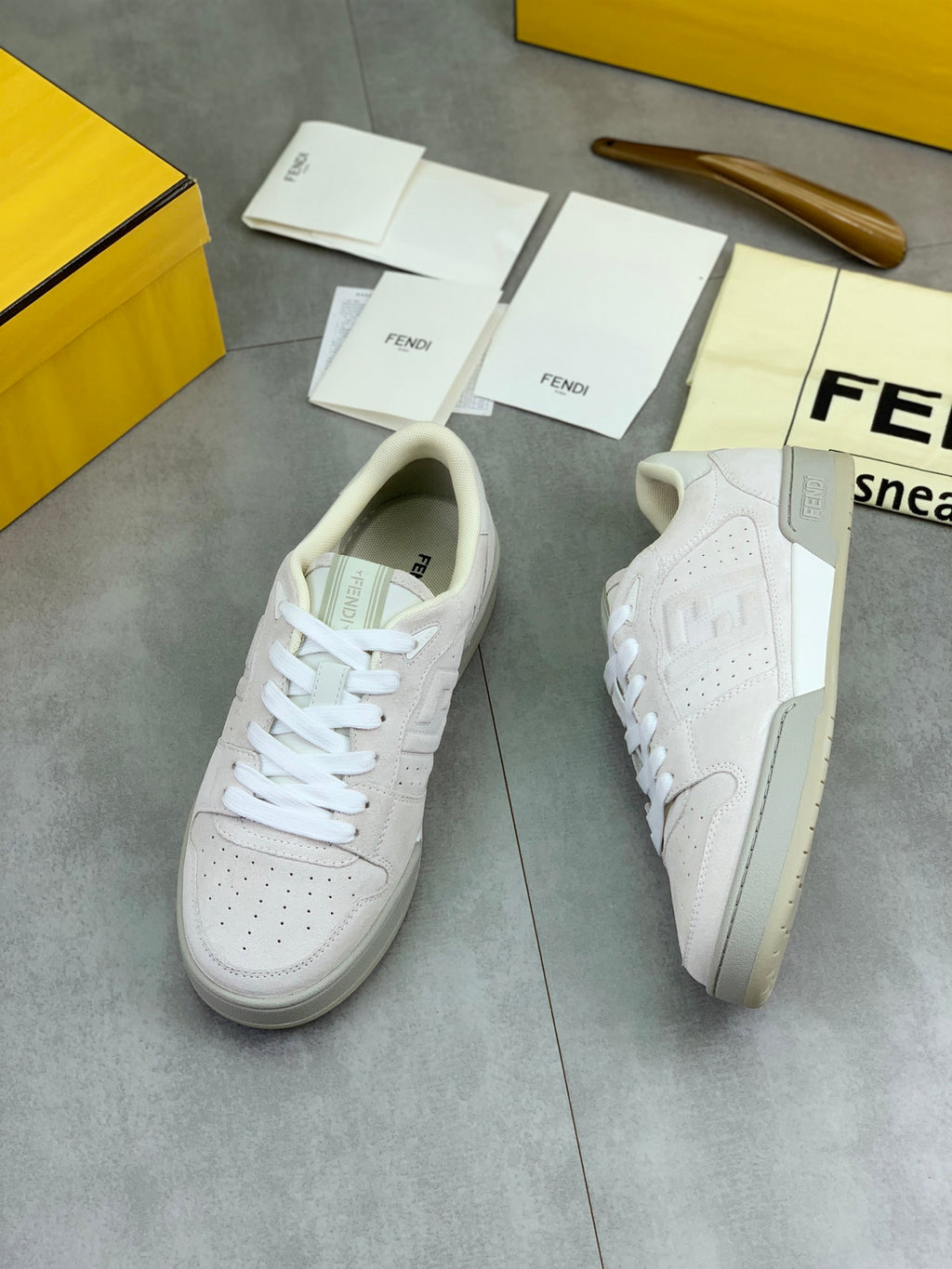 Шкіряні кросівки Fendi