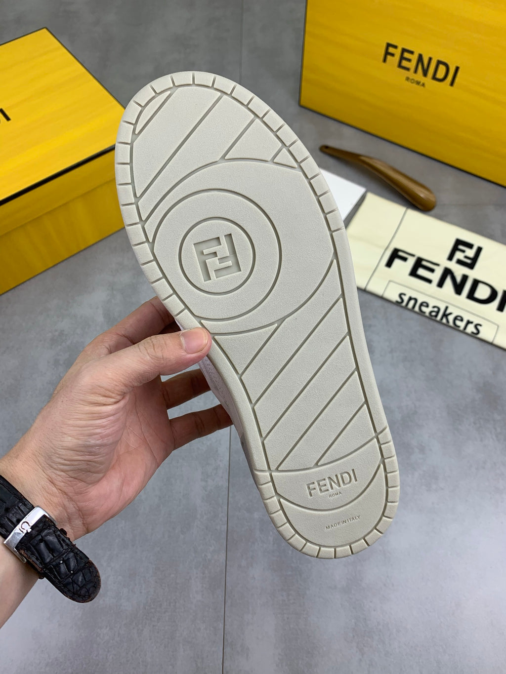 Шкіряні кросівки Fendi